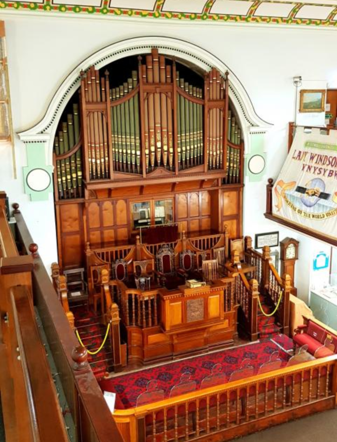 Llun o organ-bib yn yr amgueddfa