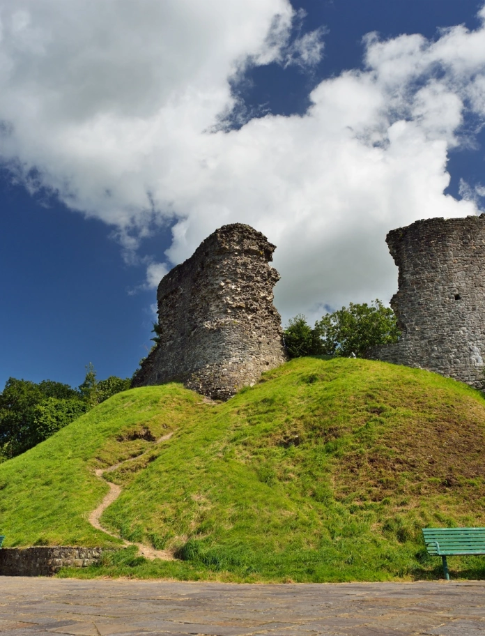 adfeilion castell ar domen.