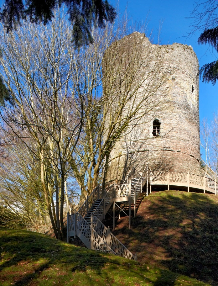 Adfeilion castell o’r gwaelod.