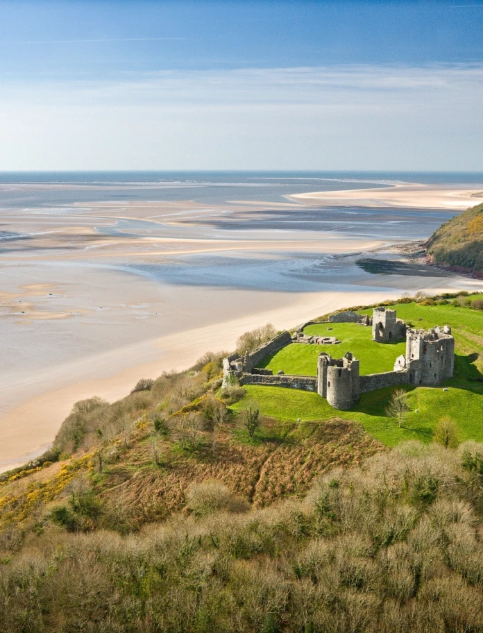 Llun oddi fry o gastell Llansteffan yn edrych dros y môr