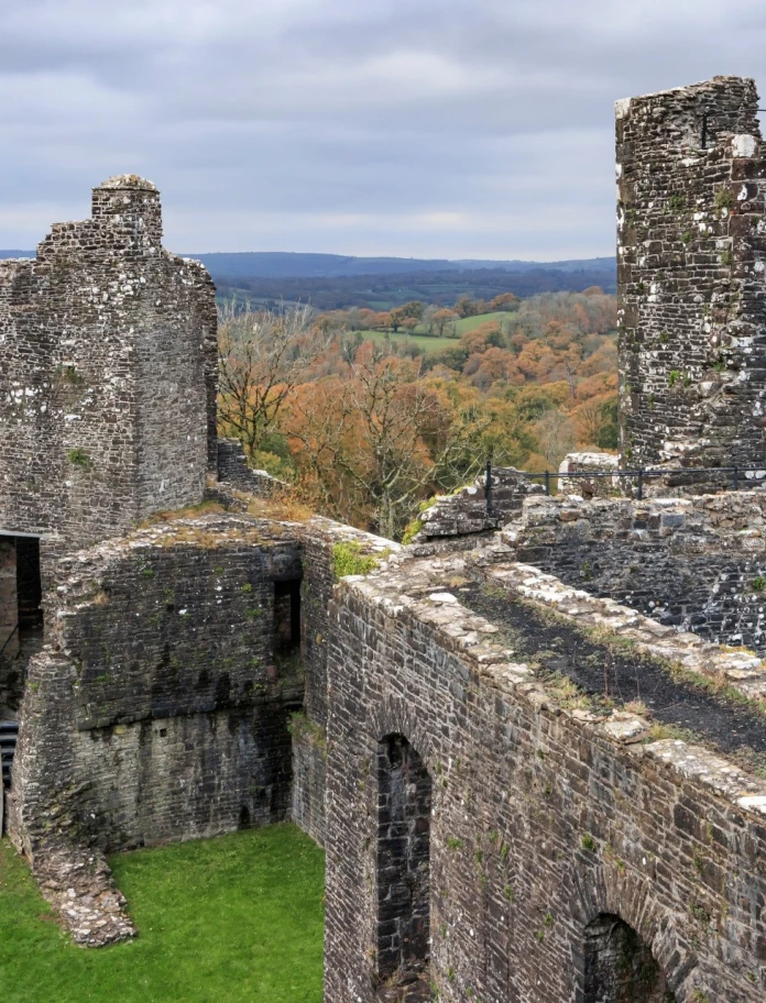 adfeilion castell gyda lliwiau hydrefol.