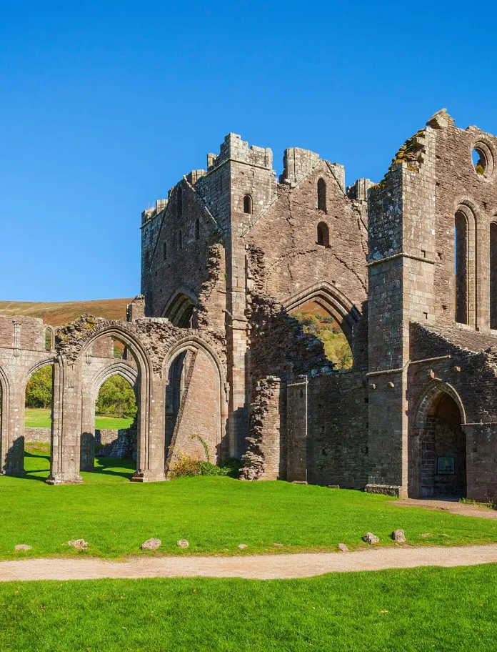 Llun o adfeilion Priordy Llanddewi Nant Hodni
