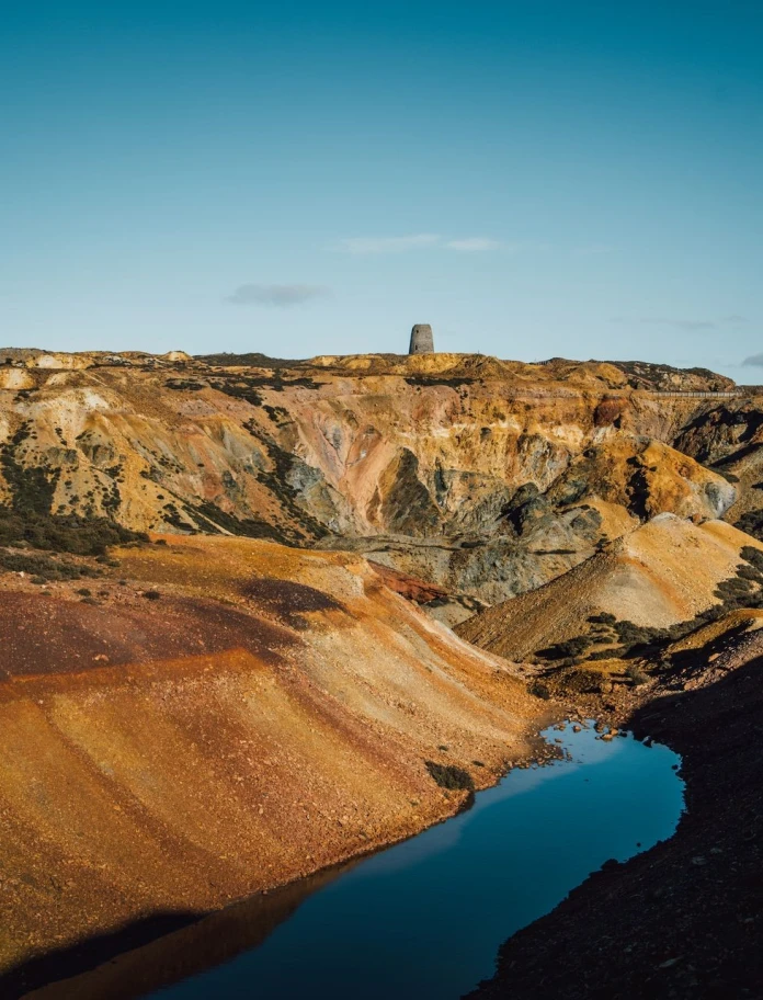 Llun o tirwedd Mynydd Parys