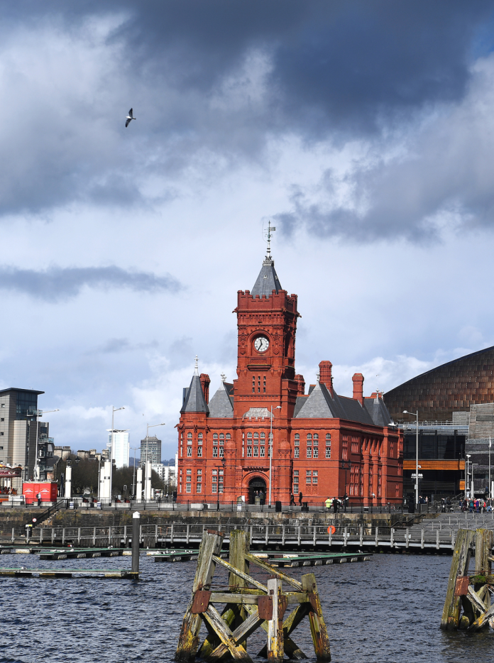 BAe Caerdydd, gydag adeilad y Pierhead, y Senedd a Chanolfan Mileniwm Cymru