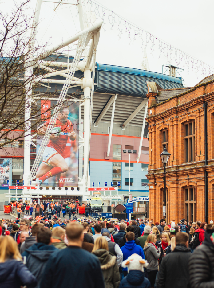 Torfeydd rygbi yng Nghaerdydd ger Stadiwm Principality.