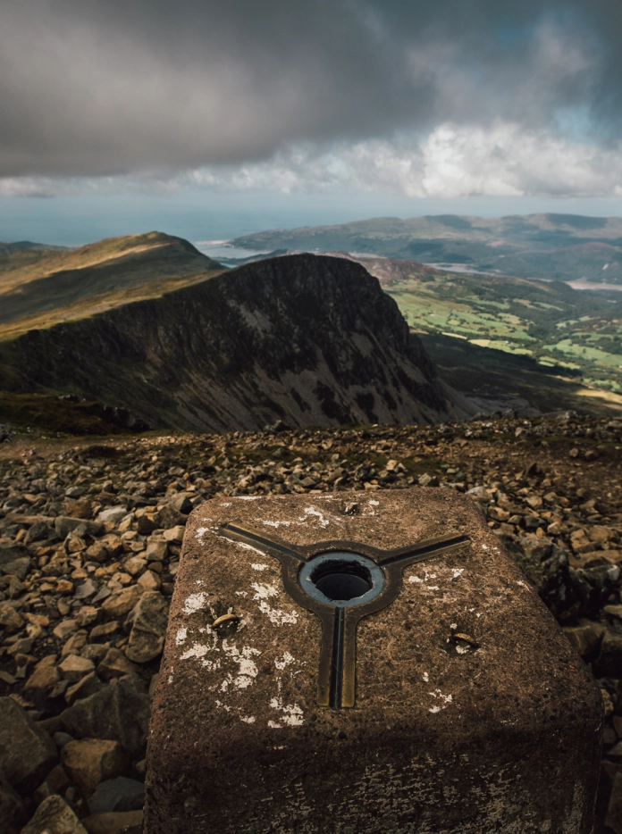 Golygfa o gopa Cadairr Idris yn edrych tuag at yr arfordir.