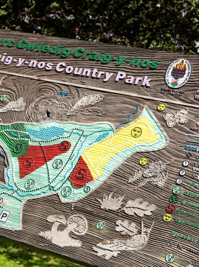 Arwydd pren a map Parc Gwledig Craig-y-Nos.