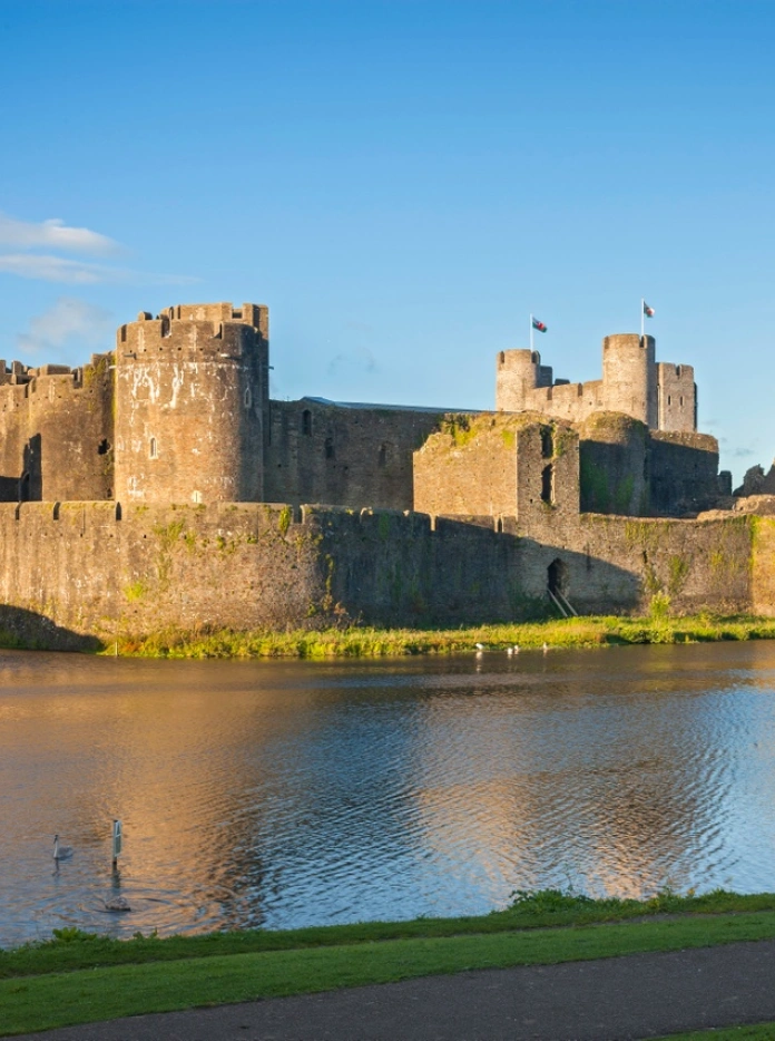 Golygfa o du allan castell wedi'i amgylchynu â dŵr