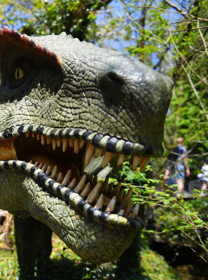 Cerflun deinosor yn Dan yr Ogof.