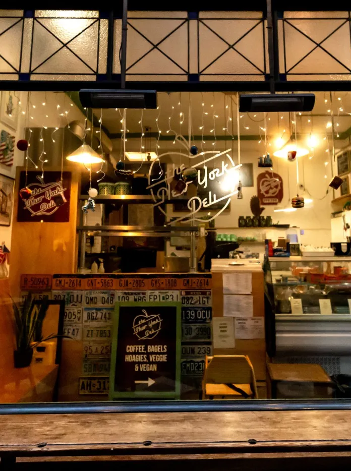 Cafe efo bwyd i fynd allan o'r tu allan.