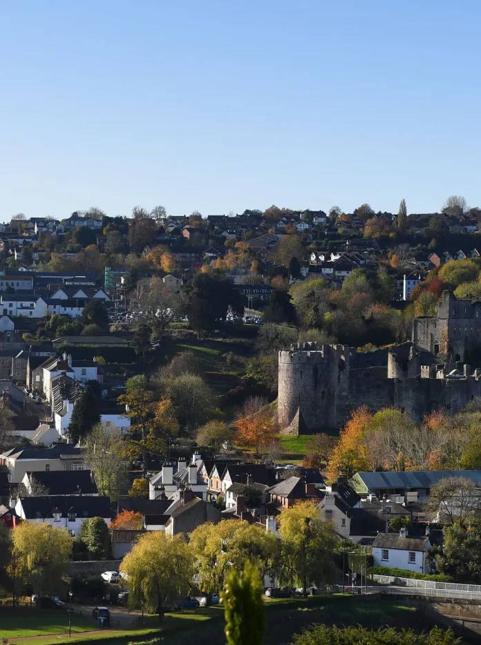 Cas-gwent yn dangos y bont a’r castell.
