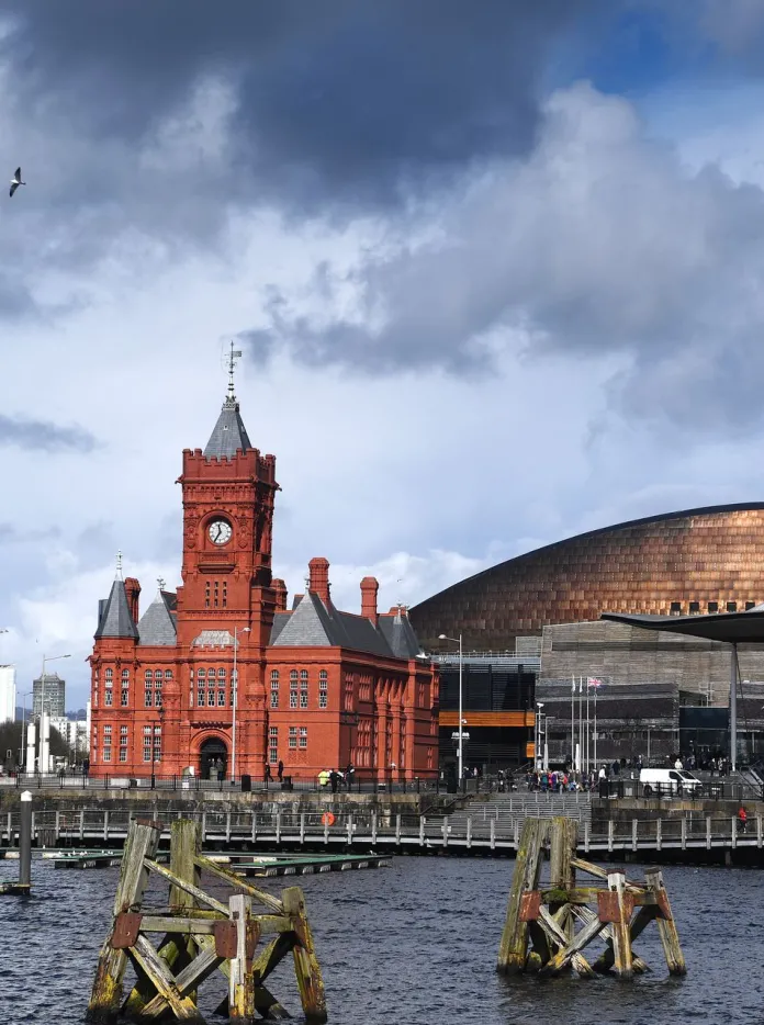BAe Caerdydd, gydag adeilad y Pierhead, y Senedd a Chanolfan Mileniwm Cymru