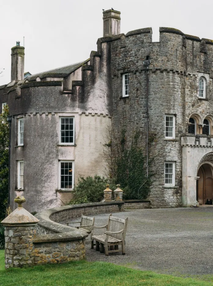 Castell gyda simneiau tal.