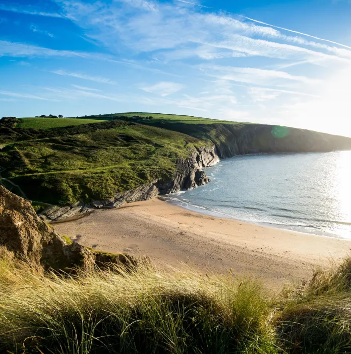Llun o draeth Mwnt