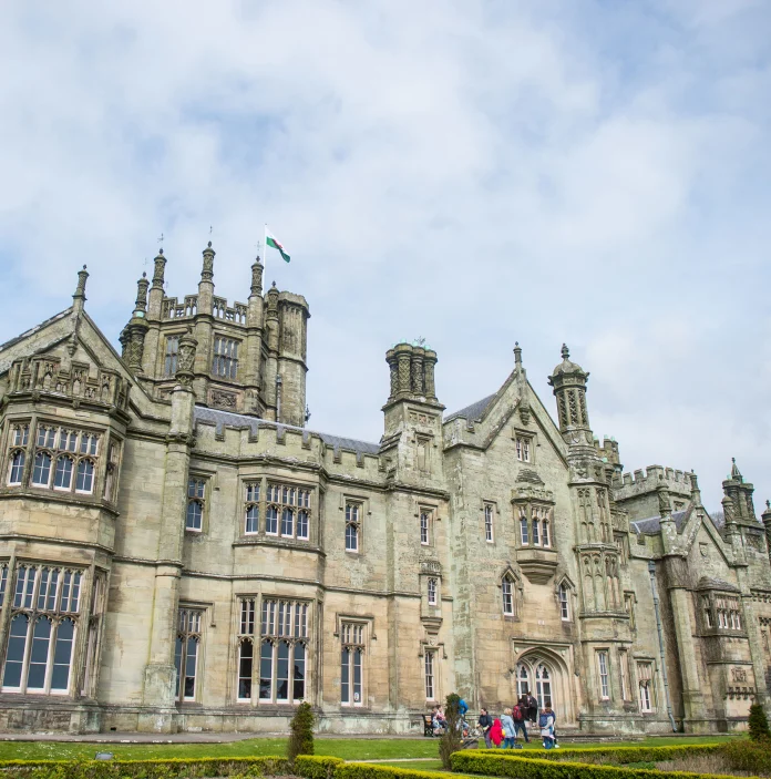 Llun o'r tu allan i Gastell Margam