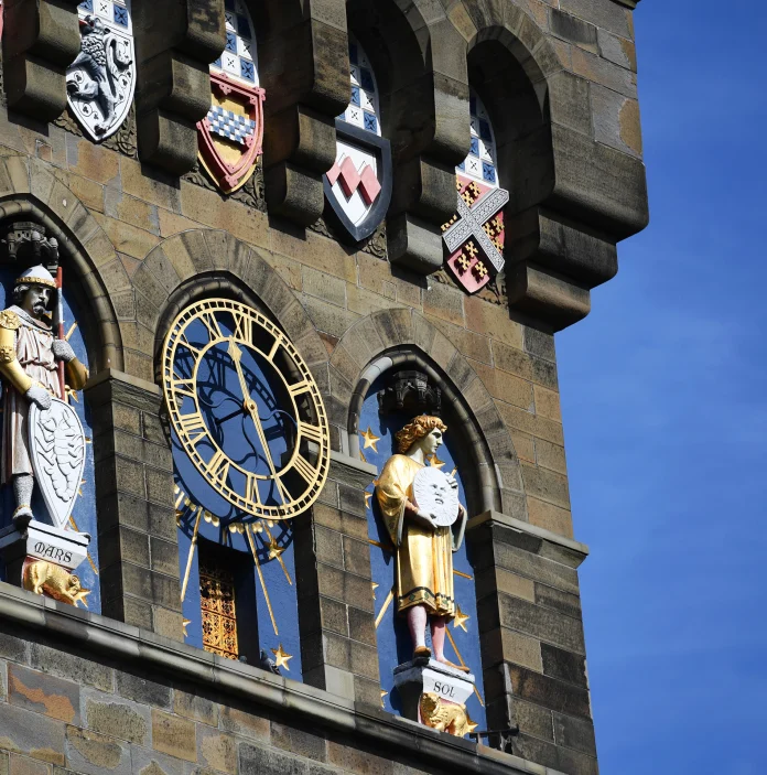Llun agos o'r cloc ar dŵr cloc Castell Caerdydd