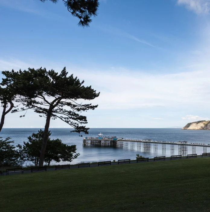 Golygfa hardd o'r pier yn Llandudno