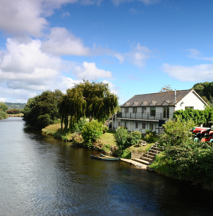 Golygfa o adeilad Wye Valley Canoes ar lannau'r Afon Gwy, Sir Fynwy