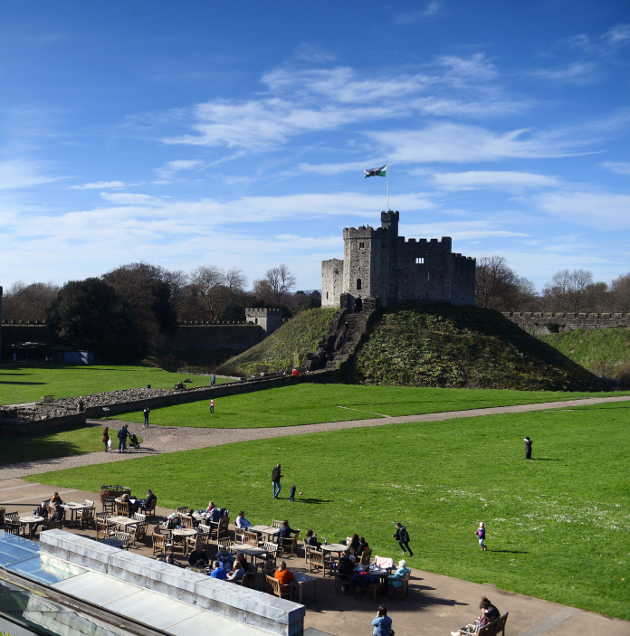 Llun o 'r tu fewn i waliau Castell Caerdydd