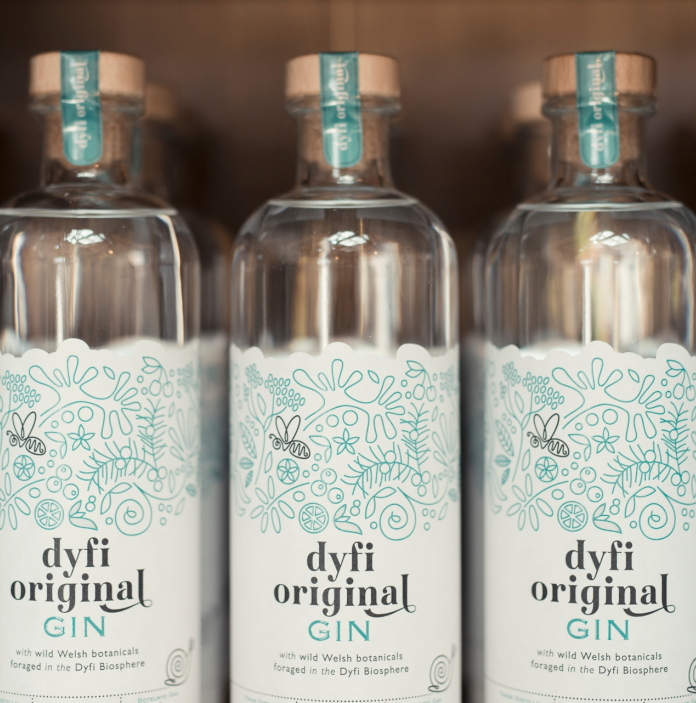 Set o boteli Dyfi Gin ar silff