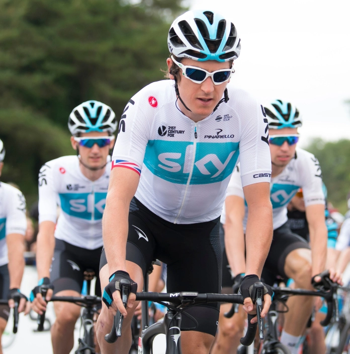 Llun o Geraint Thomas yn beicio cyda tri beiciwr o'r un tîm tu nôl iddo