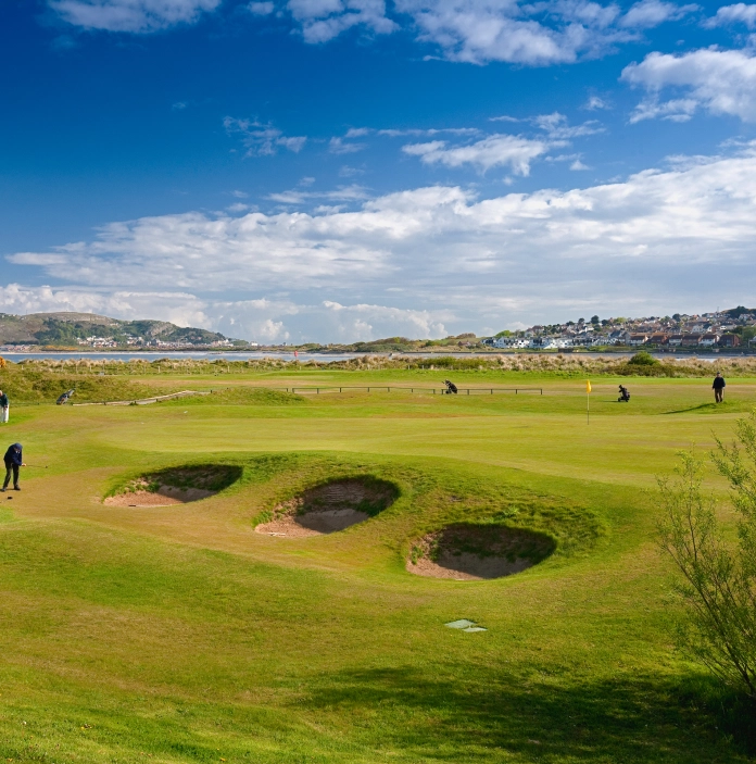 Pobl yn chwarae golff ar grîn