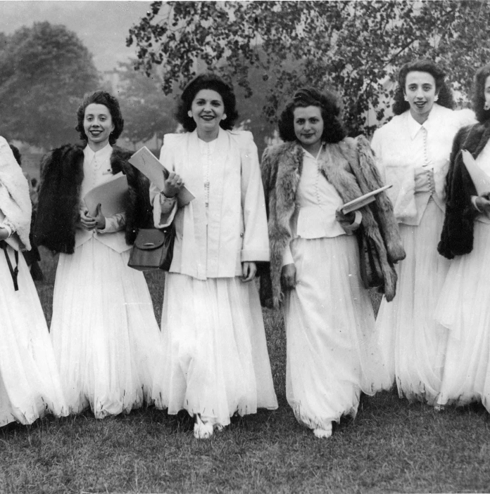 Llun du a gwyn o gantoresau o Bortiwgal ym 1947 gyda sgertiau hir gwyn