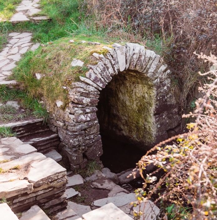 Grisiau lawr i Ffynnon Santes Non
