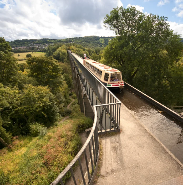 Cwch camlas yn mynd dros Draphont Ddŵr Pontcysyllte.