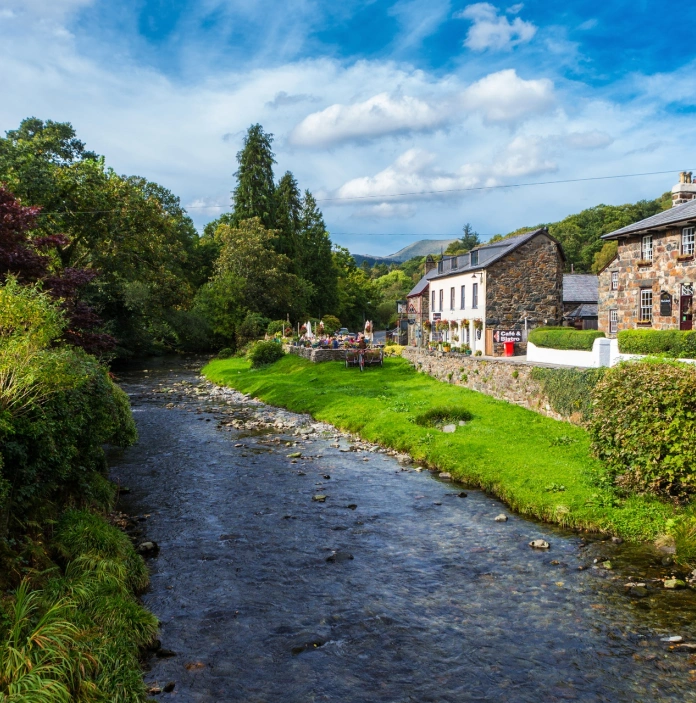 Tafarn ger yr afon ym Meddgelert