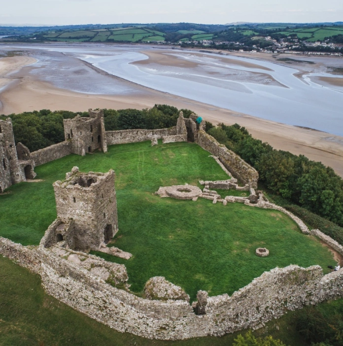 Castell Llansteffan oddi fry, Sir Gaerfyrddin