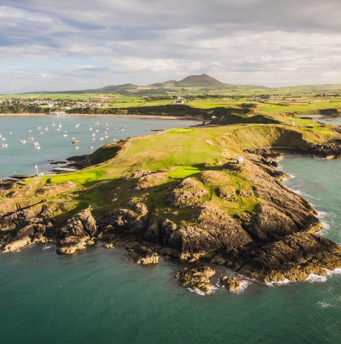 Golygfa o'r morlin gyda chychod yn y môr