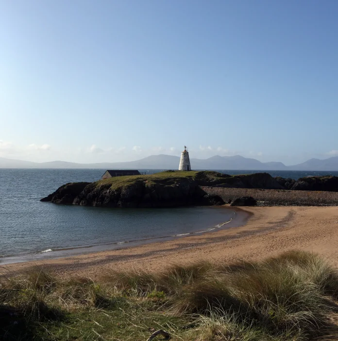 Traeth gydag oleudy