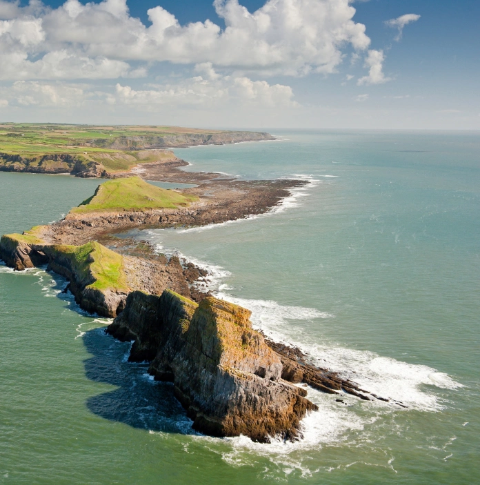 Golygfa o'r awyr o Ben Pyrod yn ymestyn allan i'r môr
