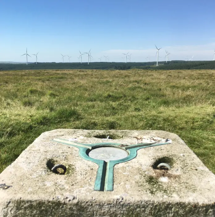 Pwynt trig a golygfa o fferm wynt.