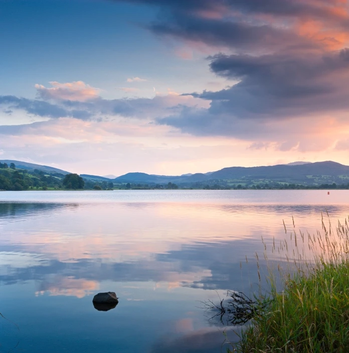 Llyn Tegid yn adlewyrchiadau arian.
