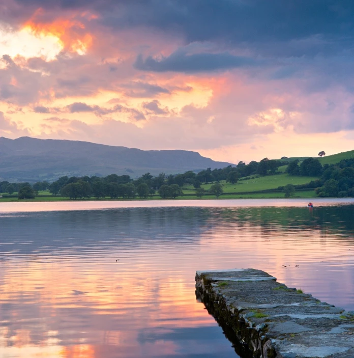 Llun o lyn ar fachlud haul