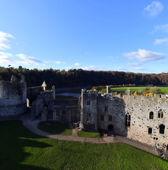 golygfa o'r tu mewn i gwrt y castell i'w weld o'r uchder.