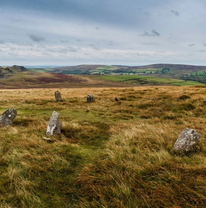 Casgliad o gerrig neolithig ar Fynyddoedd y Preseli, yn edrych draw at gopa Carn Menyn