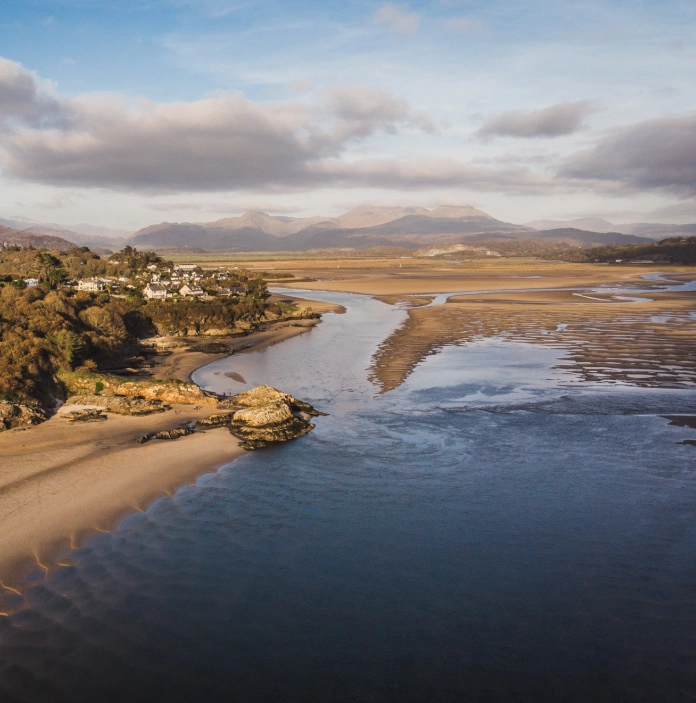 Traeth tywodlyd ar foryd oddi uchod.