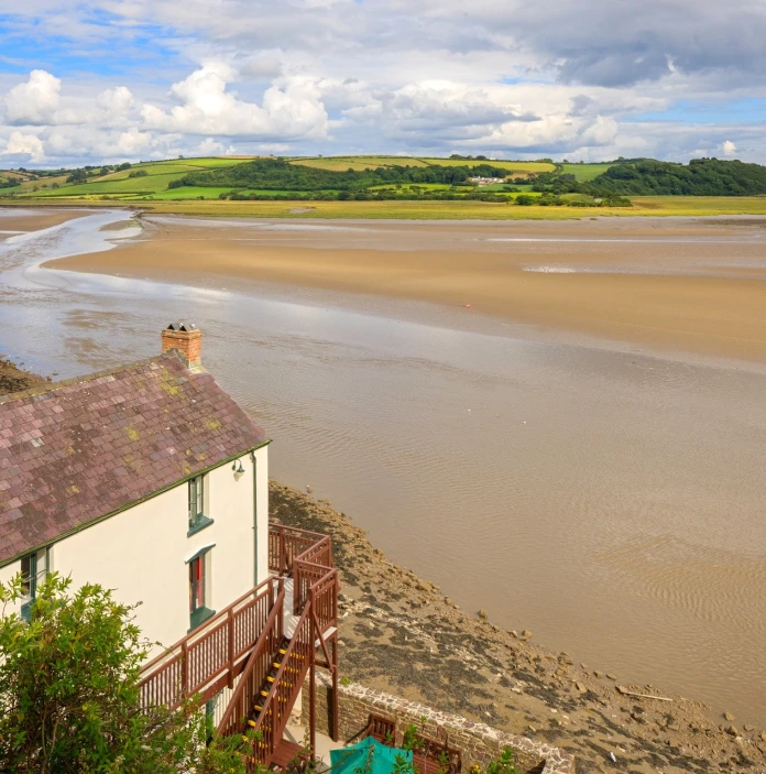 Llun o gwt cychod Dylan Thomas ac aber Afon Taf