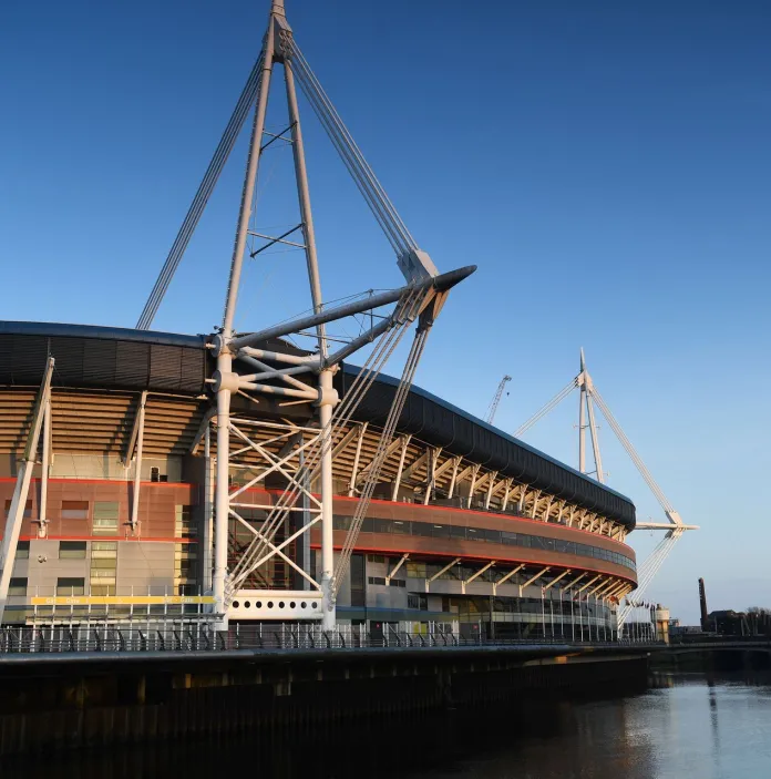 Tu allan Stadiwm Principality gyda'r Afon Taf yn llifo heibio