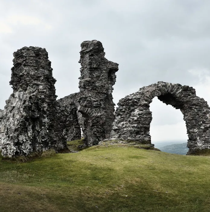 Llun o adfeilion Castell Dinas Brân