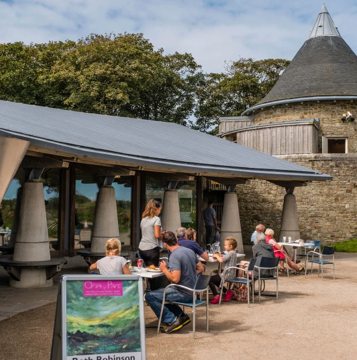 Pobl yn eistedd tu allan i Oriel y Parc, Tyddewi