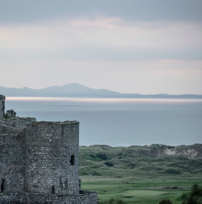 Castell Harlech yn edrych draw tua'r môr