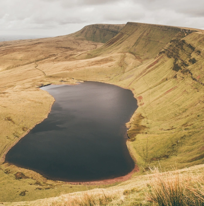 Llyn y Fan Fach o'r awyr, gyda'r bryniau ar y dde