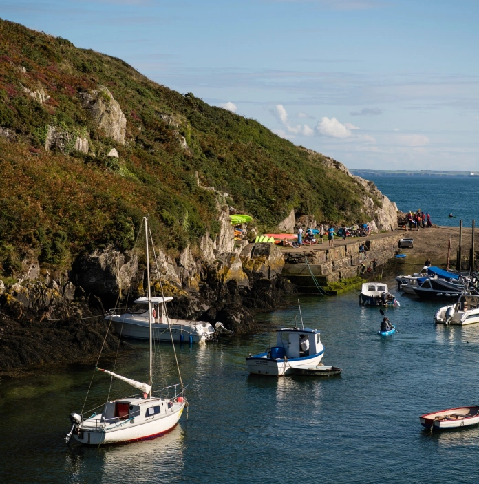 Llun o harbwr bychan gyda chychod bach