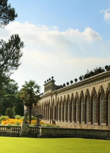 Adeilad orendy gyda phorticos a ffenestri