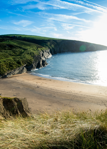Llun o draeth Mwnt ar Fae Aberteifi yng Ngheredigion