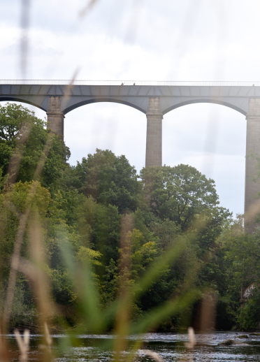 Edrych i fyny ar Draphont Pontcysyllte - Safle Treftadaeth y Byd. 